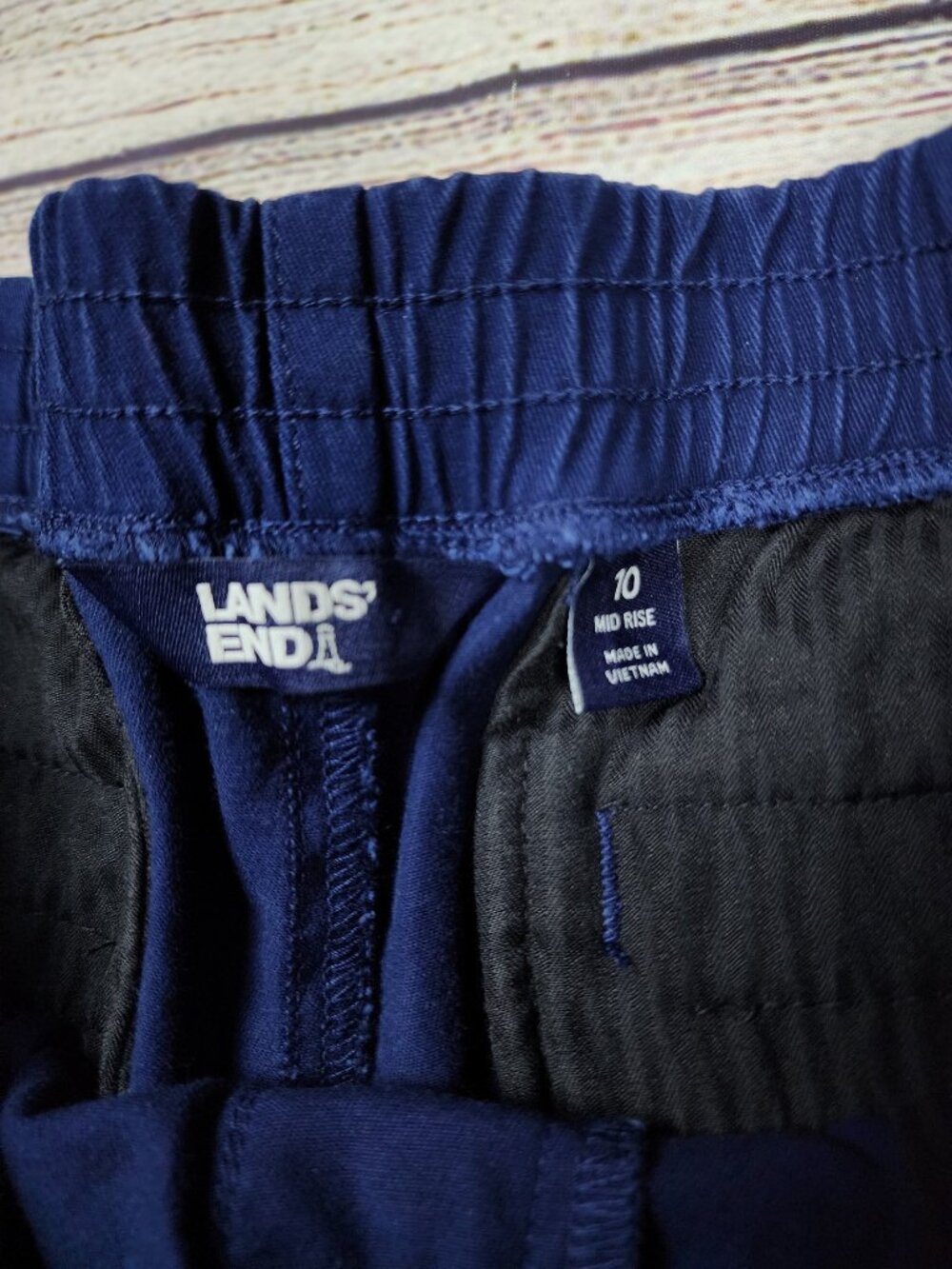Lands End Women’s Mid Rise Cotton Navy Blue Shorts Size 10 Classic Minimalist - Picture 3 of 6